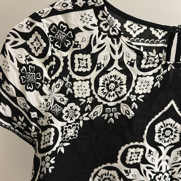 Old Navy 100% Rayon top, black and white design, high/low, size small - Picture 3 of 7